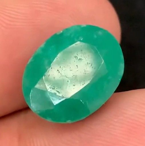 $8,200 Appraisal - 8.2 ct Cert. Emerald gemstone