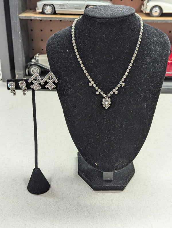 2 Necklaces & 4 Pairs of Ear clips