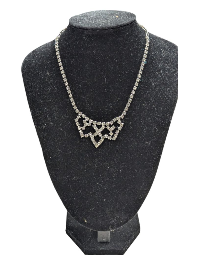 2 Necklaces & 4 Pairs of Ear clips