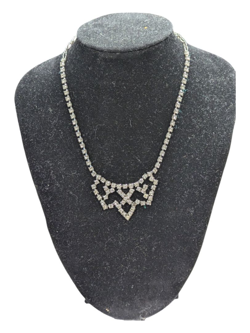 2 Necklaces & 4 Pairs of Ear clips