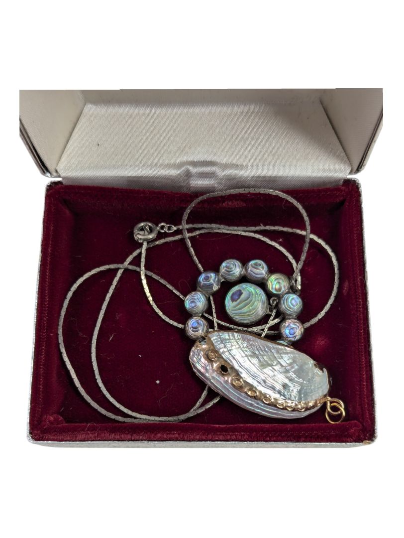 Iridescent patterned necklace set