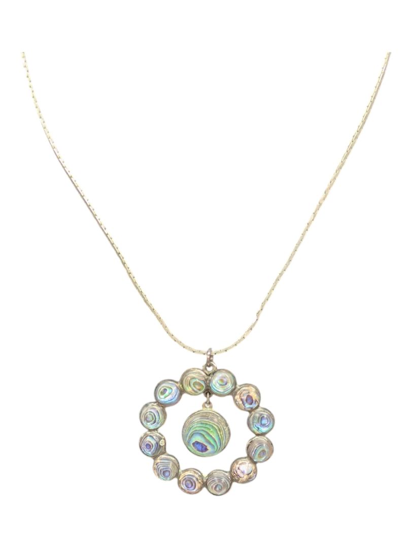 Iridescent patterned necklace set