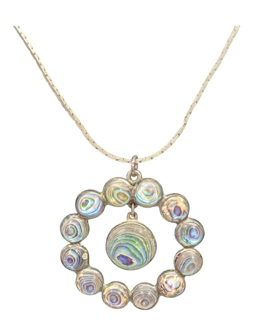 Iridescent patterned necklace set
