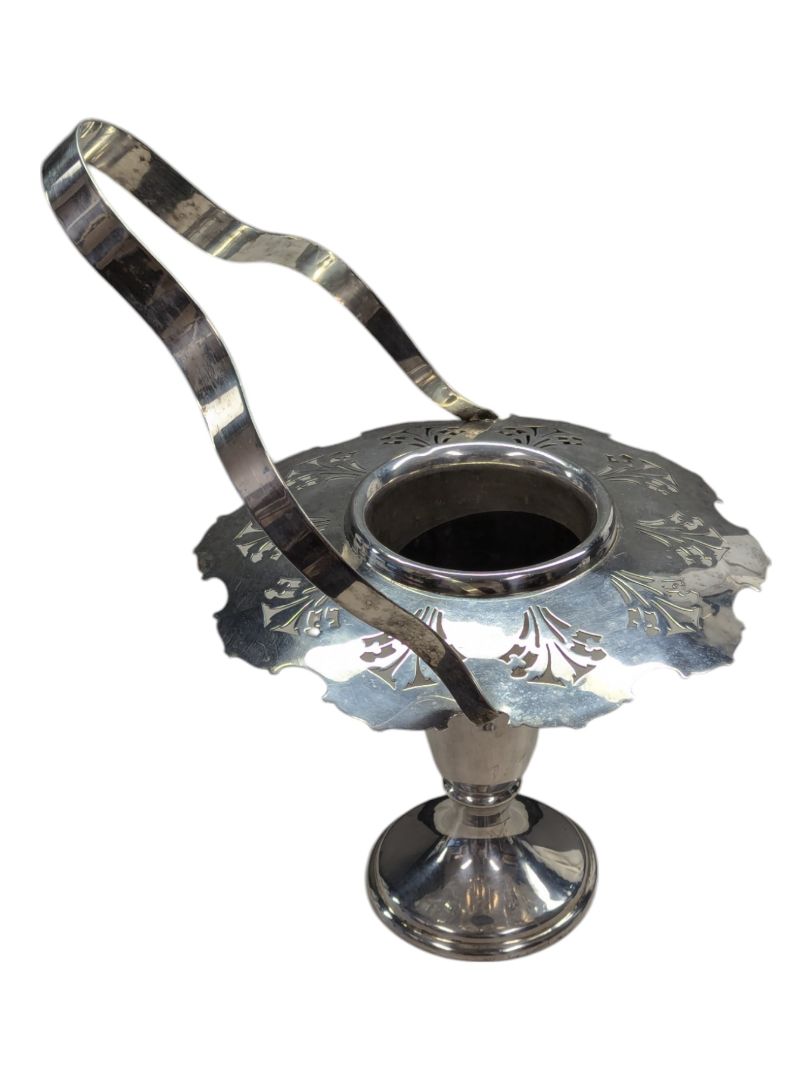 Silver boquet vase holder with handle