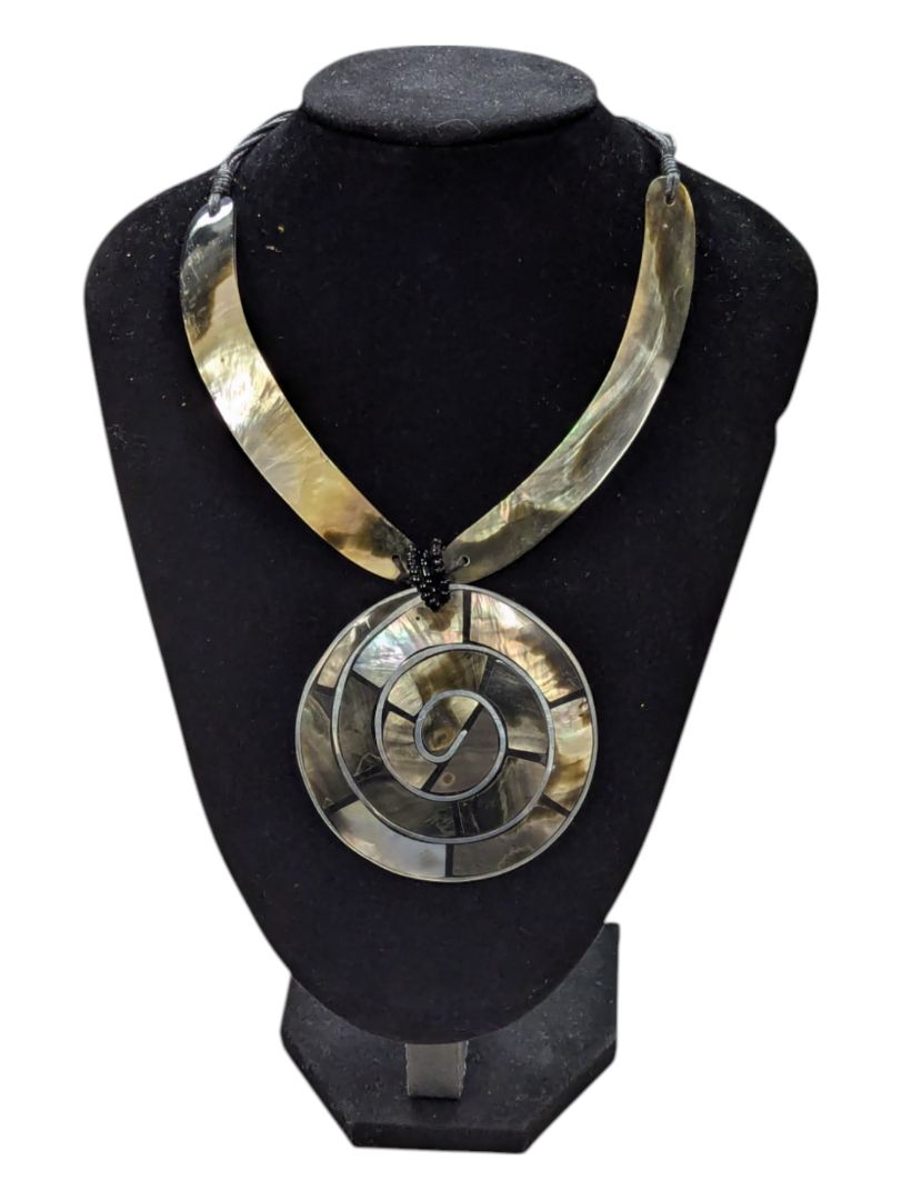 Horn Necklace w/ Shell Shape Pendant