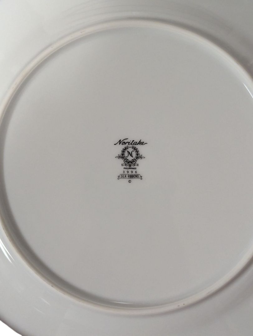 Noritake “Silk Ribbons” Fine Porcelain Dinnerware Set