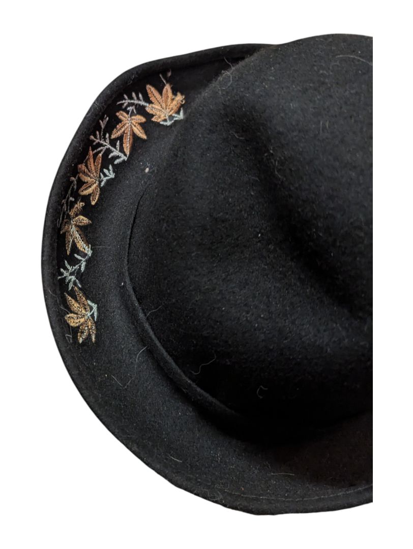 Vintage Hat Box with 2 Hats – Leopard Trim & Embroidered Felt Bowler