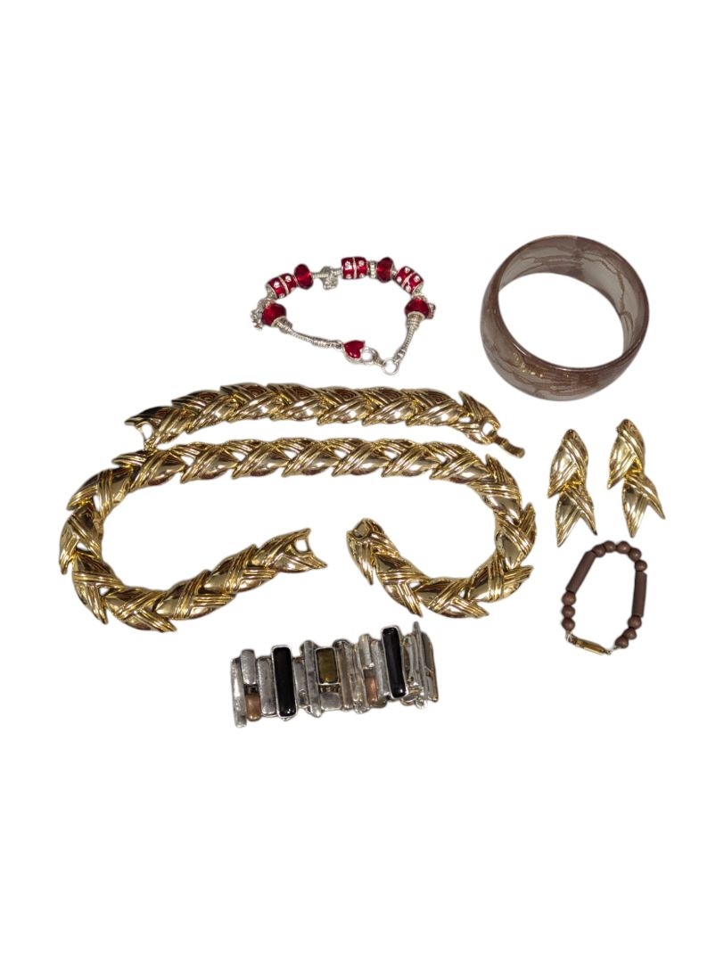 Lot of 6 Vintage & Costume Jewelry Pieces – Gold-Tone Leaf Set, Bracelets & Bangle