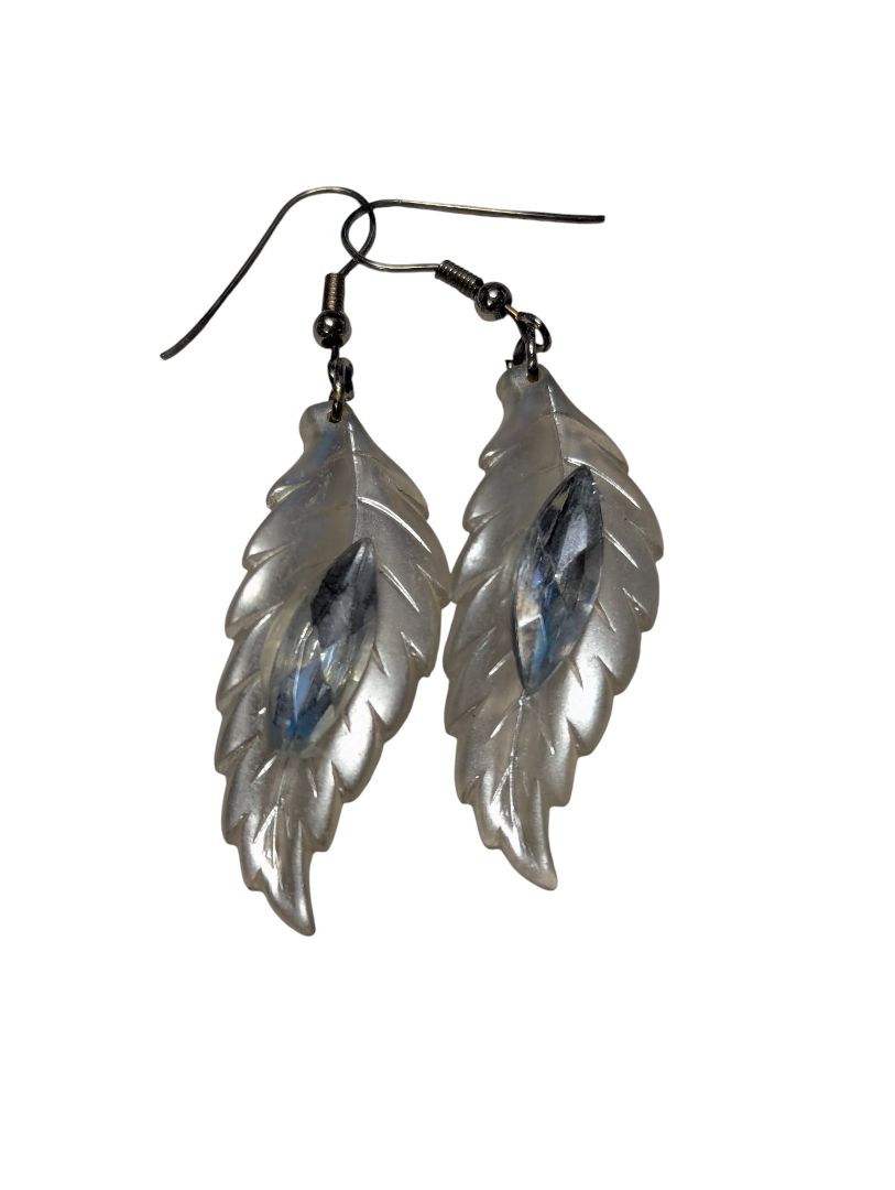 Lot of 6 Vintage Costume Jewelry Pieces – Brooches, Medals & Earrings