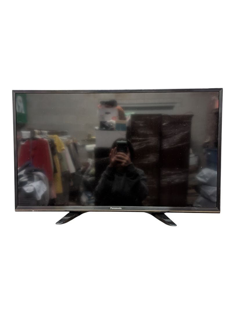 Panasonic 32″ LED LCD Television with Remote – Model TC-32ES600C