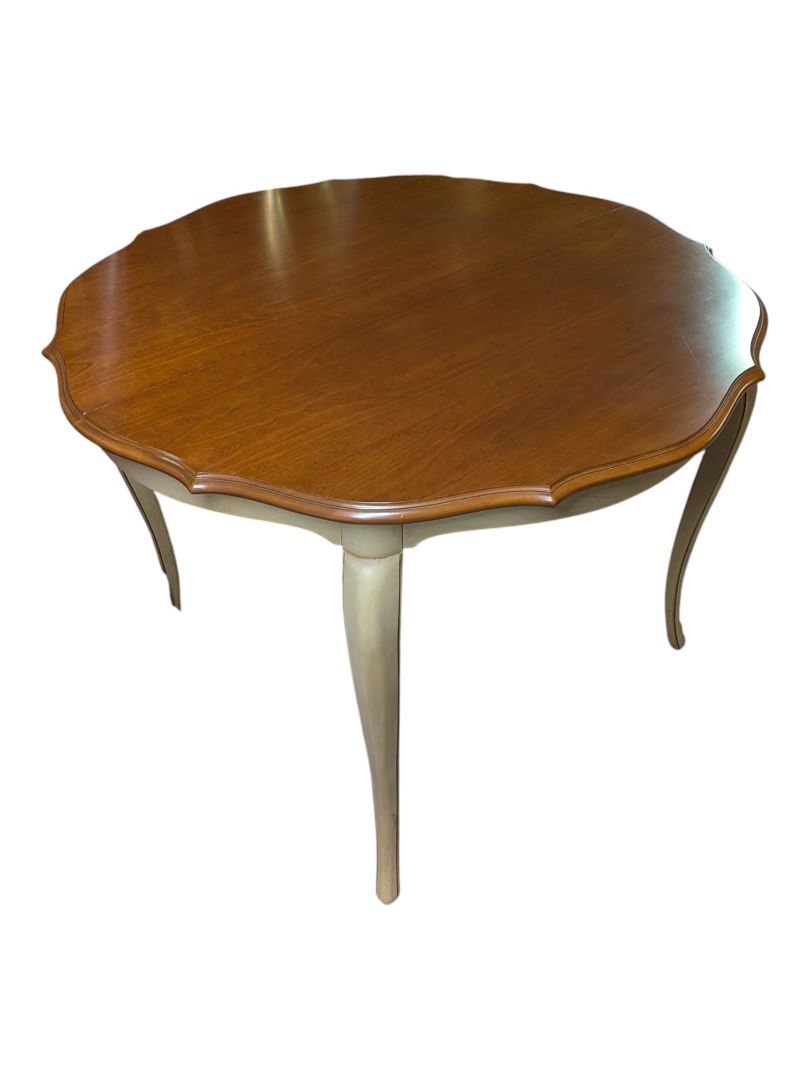 Elegant Round Wood Dining Table with Scalloped Edge