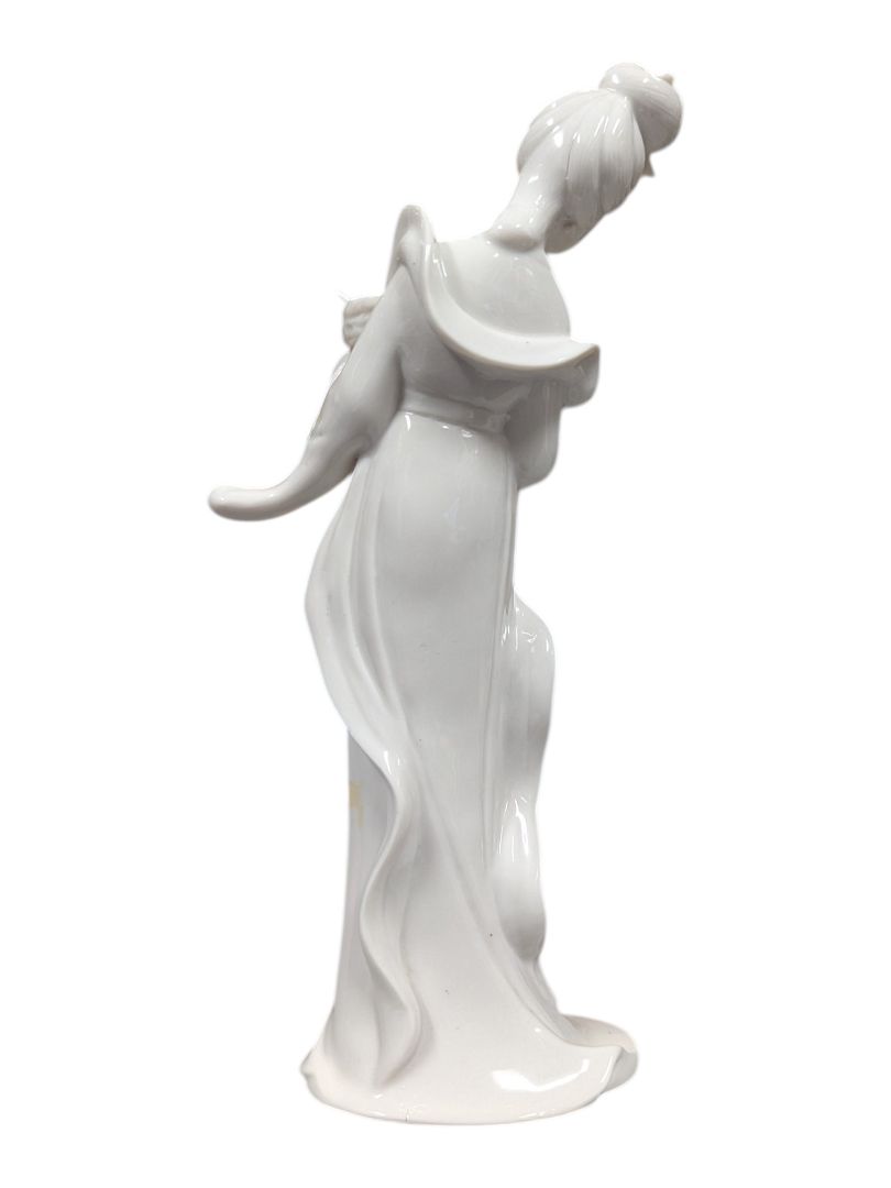 Elegant White Porcelain Geisha Figurine – Floral Offering