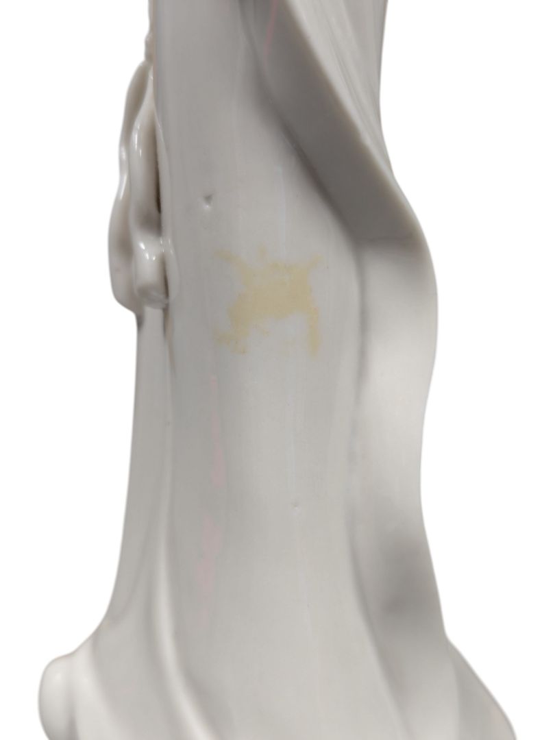 Elegant White Porcelain Geisha Figurine – Floral Offering