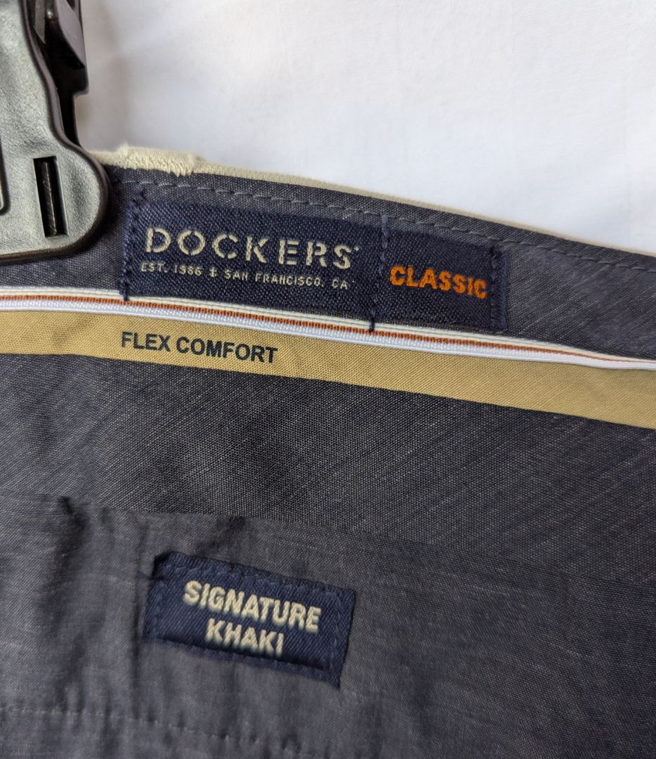 Dockers Signature Khaki Classic Flex Comfort Men’s Dress Pants – Light Khaki Size W42 L32