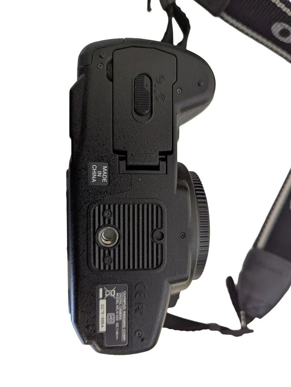 Olympus E-520 DSLR Camera Kit with Two Zuiko Digital Lenses, Accessories & Lowepro Bag