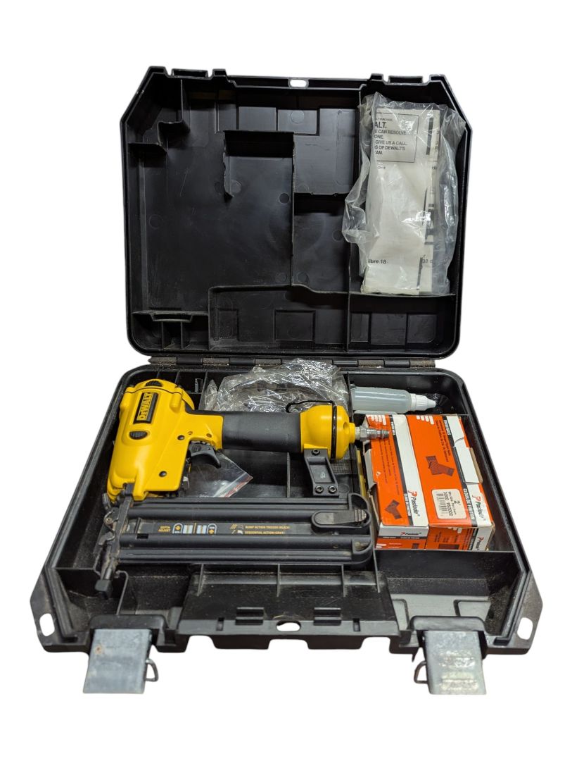 DeWalt D51238 18-Gauge Pneumatic Brad Nailer Kit