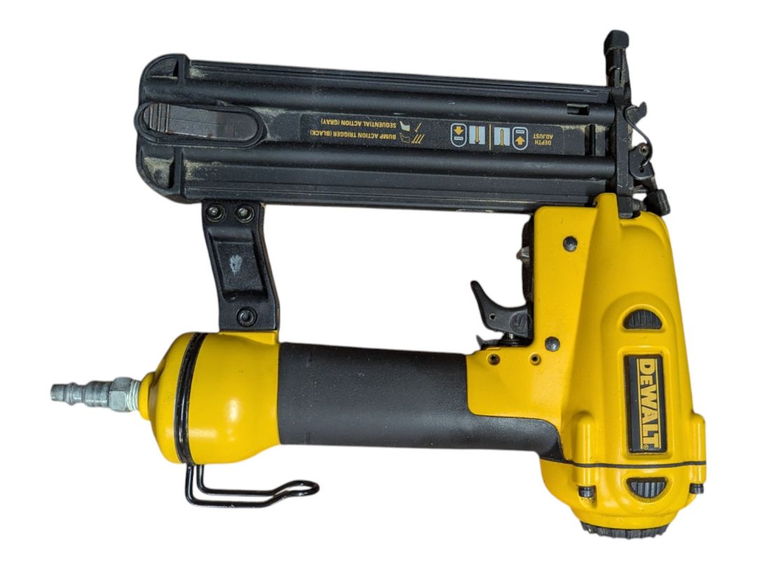 DeWalt D51238 18-Gauge Pneumatic Brad Nailer Kit