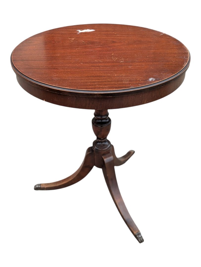 Deilcraft Fine Furniture Round Pedestal Accent Table