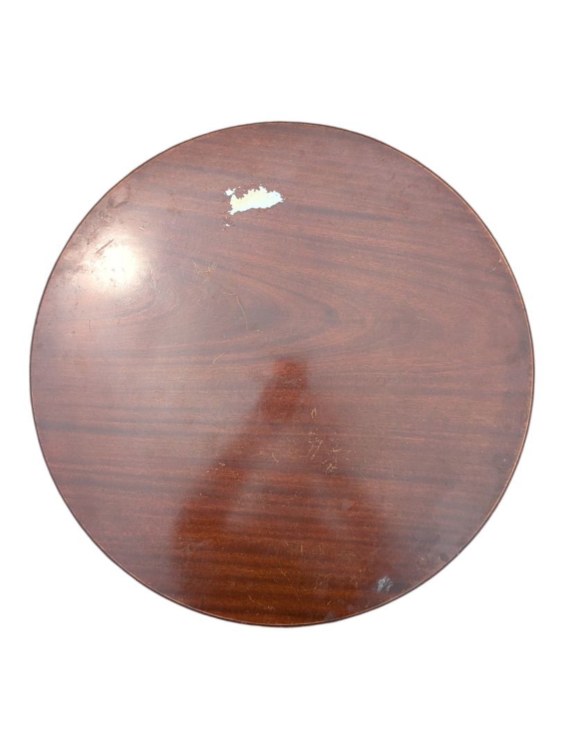 Deilcraft Fine Furniture Round Pedestal Accent Table