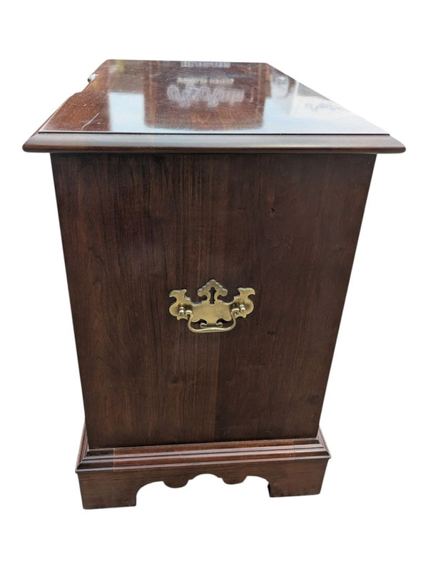 Traditional Three-Drawer Bachelor Chest / Nightstand