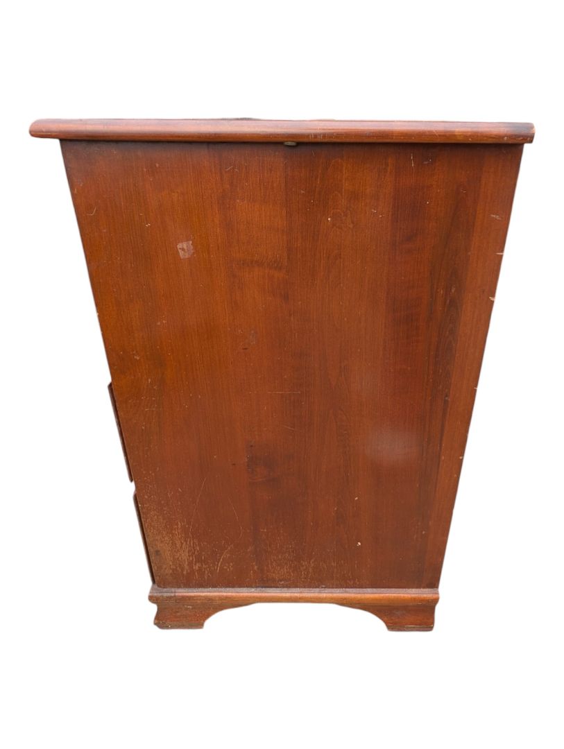 Traditional Four-Drawer Wood Dresser / Chest of Drawers